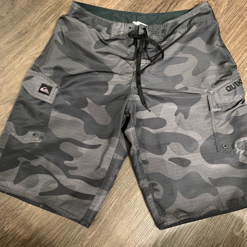 Men’s sz 32 Quicksilver board shirt/swim trunks
